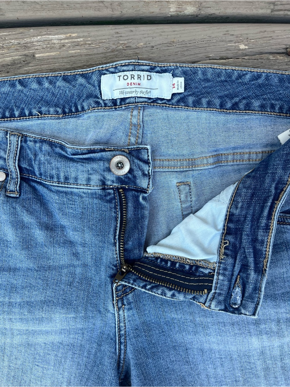 Torrid 5-Pocket Stretch Denim Jean Shorts Medium Wash Size 14 - Picture 4 of 8